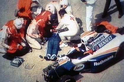Ayrton Senna recibe la atención médica en la pista, tras impactar contra el muro de la curva de Tamburello, en Imola