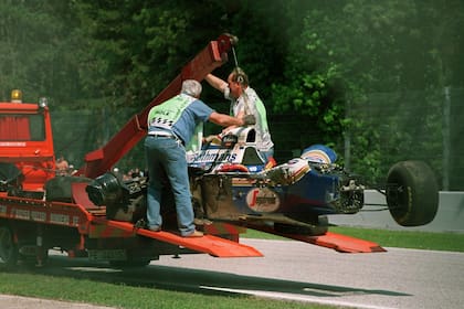El auto siniestrado de Senna es retirado de la pista