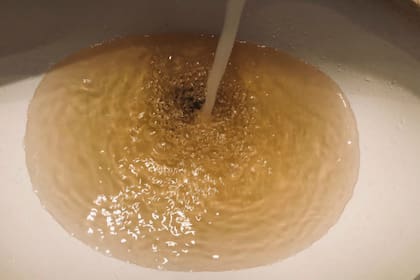 AySA informó que es normal que el agua regrese con esa tonalidad