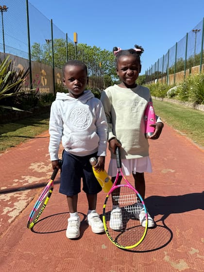 Ayson y Milove, hijos adoptivos del extenista Juan Chela y Verónica Alonso, teniendo sus primeras experiencias con el tenis