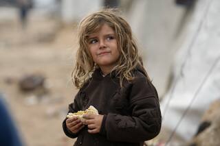 Ayuda a Gaza, muy por debajo del acuerdo de alto el fuego, según análisis de AP