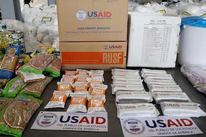 Ayuda de la agencia estadounidense Usaid destinada a Venezuela en un almacén cerca del Puente Internacional Tienditas, el 19 de de 2019, a las afueras de Cúcuta, Colombia. (AP/Fernando Vergara, archivo)