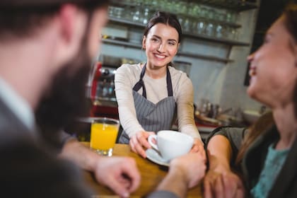 Ayudar a levantar los platos: lo que la psicología dice sobre este hábito