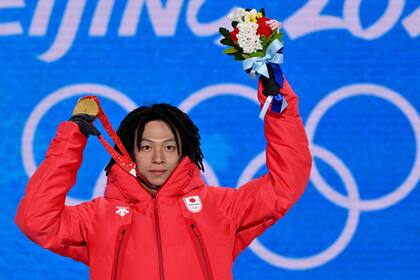 Ayumu Hirano posa con la medalla dorada en lo más alto del podio
