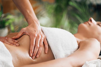 "Los masajes occidentales generalmente buscan curar o eliminar el síntoma/enfermedad, sin contemplar que el origen sea emocional o mental", dice Mercedes Garcia Di Mare