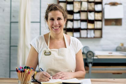 Azafata de profesión, Karina se reinventó como ceramista después de que a su hijo le diagnosticaran autismo. Hoy realiza desde este taller cada una de las piezas de ThiaraK, que se venden en más de 15 tiendas.