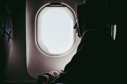 Azafatos explicaron por qué dormir en el avión durante las primeras horas de vuelos puede ser una mala idea