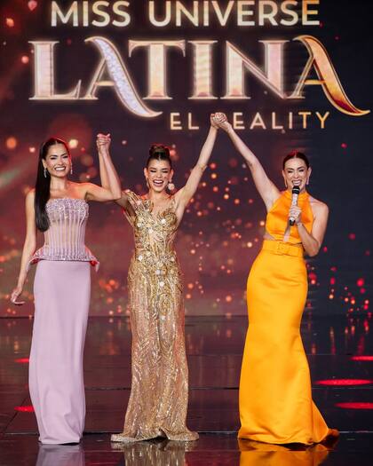 Azalia formaba parte del equipo Rubí coordinado por la ex Miss Universo, Andrea Meza (a la izquierda de la foto)