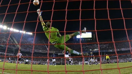 Azcona, héroe en el Monumental