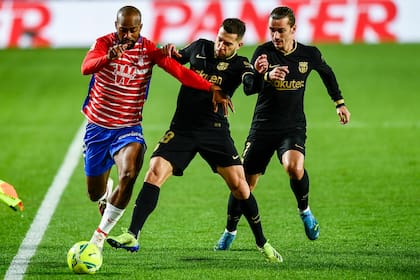 Jordi Alba y Antoine Griezmann, autor del 1-0, presionan a Foulquier.