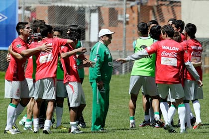 Azkargorta y los jugadores de la selección boliviana, durante su último paso por la selección de ese país (2012-2014)