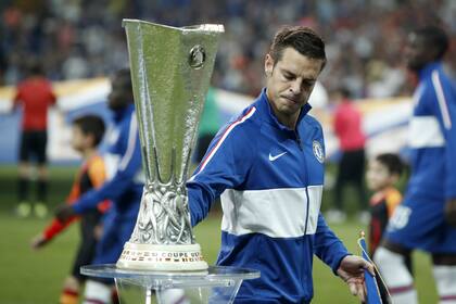 Azpilicueta no evitó la tentación y acarició el trofeo antes de la final