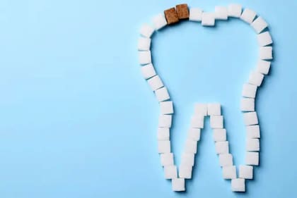 Las caries aprovechan los azúcares para crear una capa pegajosa alrededor del diente que es difícil de eliminar.