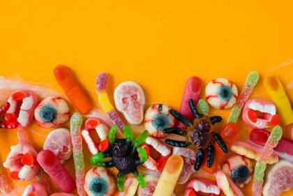 Si consumes demasiada azúcar, eso puede "sobrealimentar" las bacterias que dañan tu boca de manera que la saliva no pueda contrarrestar sus efectos negativos.