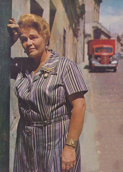 Azucena Maizani a finales de los 60, fotografiada por la entonces recièn nacida Revista Gente