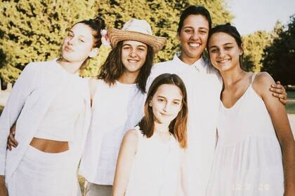 Azucena Tanoira, junto a sus hermanas