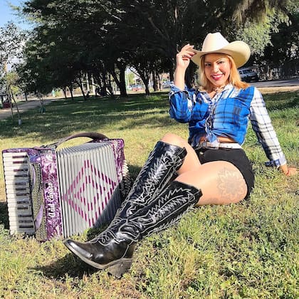 Azul Carrizo es actualmente una de las cantantes de música tropical más conocidas en Argentina