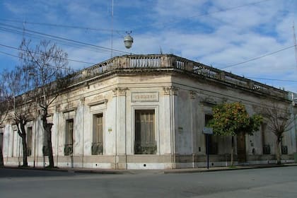 Azul, ciudad de fortines, malones y arquitectura brutalista, es también un rincón cervantino