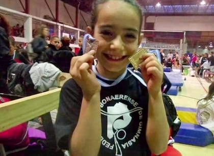 Azul empezó haciendo gimnasia en piso a los 4 años, pero los dolores la llevaron a otra disciplina en la que ganó medallas de oro