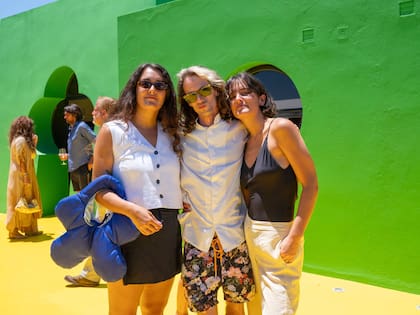 Azul Gattas, asistente de Fundación Ama Amoedo, junto a Iván Martín Autin y Violeta Artagaveytia