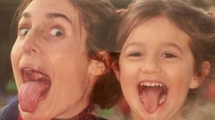 Azul, la hija menor de Romina Yan, junto a su madre (Imagen de archivo)