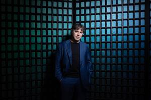 Azul sobre azul: Andrés Buhar, en el "Baptisterio de los colores", suerte de gran pantone instalado en la terraza de Arthaus