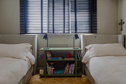 Azul, verde y crudo en un dormitorio unisex.