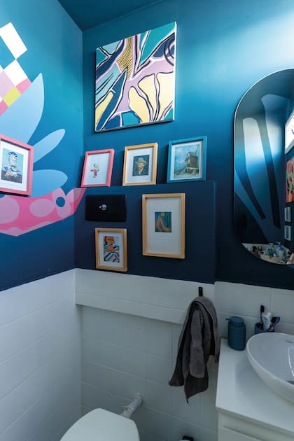 Azul y arte para transformar un baño pequeño en una experiencia singular