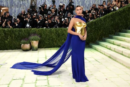 Azul y dorado fueron los tonos elegidos por Hailey Bieber; vestida por Saint Laurent