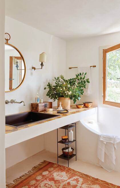 Azulejos de Caltagirone cubren la mesada, con sus típicos amarillos y ocres en homenaje al sol que baña la isla.