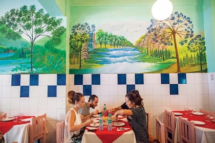 Azulejos y murales coloridos en el concurrido salón.