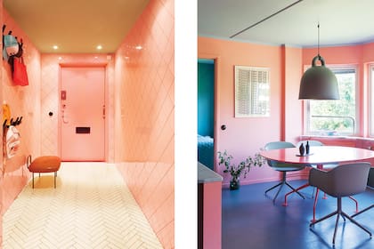 Azulejos y puerta en rosa en este peculiar hall de entrada.