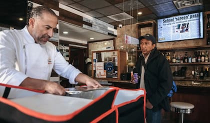 Azuna era locutor de radio en Venezuela. En la ciudad de Nueva York, le dice a los posibles empleadores que está dispuesto a aceptar cualquier trabajo