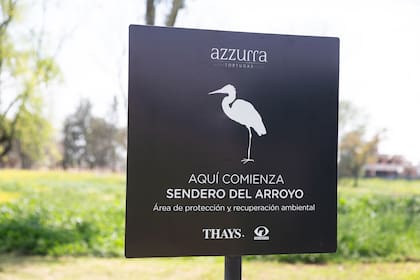 Azzurra Tortugas se desarrolla en un terreno con imponente vegetación, laguna y arroyo