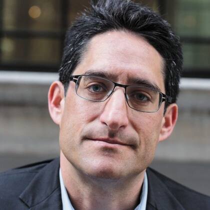 Aaron Glantz ha desarrollado su carrera haciendo periodismo de investigación. Sus trabajos han sido seleccionados para el Premio Pulitzer.