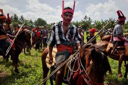 Un hombre de Sumba en su caballo para asistir al festival Pasola: un ritual animista que se practica en la isla. 