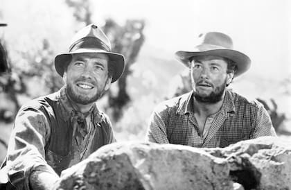 B. Traven, el autor de la novela El tesoro de la Sierra Madre, en la que se basa la película de John Huston, mantuvo su identidad y paradero siempre envueltos en misterios. Si bien Huston sospechaba que se ocultaba tras la fachada de un emisario, el traductor Hal Croves, nunca pudo comprobarlo
