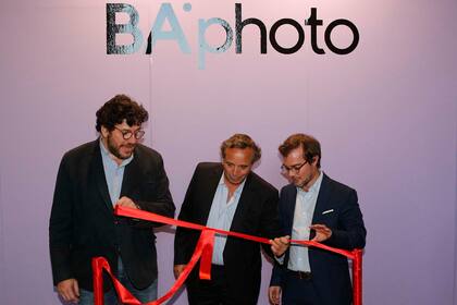 Pablo Avelluto, Diego Costa Peuser y Enrique Avogadro cortan la cinta inaugural de BAphoto
