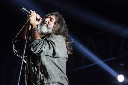 “Siento que hoy en Cosquín empieza algo nuevo”, dijo Adrián Dárgelos durante la presentación de Babasónicos. En una de las presentaciones más destacadas del festival, el grupo repasó su trayectoria con clásicos como “Soy rock”, “Y qué”, “Pendejo” y tocó algunos temas de su último disco.