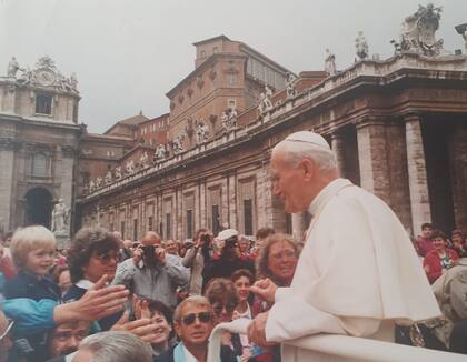 Babsi de pequeña, la rubia de la izquierda, donde mira el papa Juan Pablo II