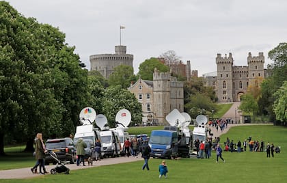 La prensa se apostó en el famoso “Long Walk” del castillo de Windsor a la espera de las palabras del príncipe. El 19 de mayo de 2018, la procesión que Harry y Meghan hicieron en carruaje, después de dar el sí, concluyó en esta avenida.