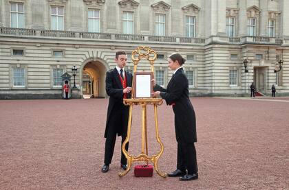 Como indica la tradición, el anuncio del nacimiento fue exhibido en un atril dorado en el patio del Palacio de Buckingham.