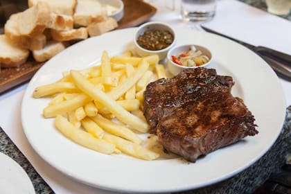 Baby beef con papas fritas de La Chacra del Puerto.