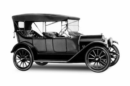 Baby Grand. El primer Chevrolet, el H-4 Baby Grand (Classic Six) 1914, con motor 4 cilindros en línea 2.8L de 24 HP