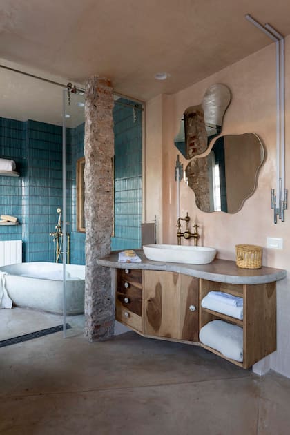 Bacha (Cóncavo). Grifería (Robinet). Mampara (Shawer). Mueble (Vibra Bohemia). Espejos (Aura Home).