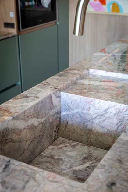 Bacha de mármol Fior di Pesco. Desarrollada por marmolería Baccarelli en el espacio ambientado por Sara Plazibat.