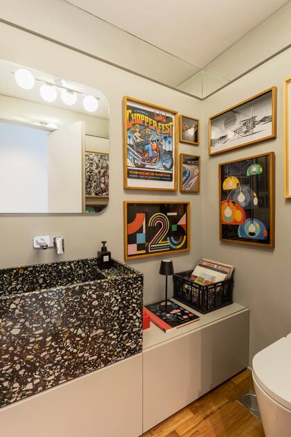 Bacha de terrazzo (Fallone Studio por Pimux), grifería de pared (Folk Designer). Mueble a medida laqueado (Fallone Studio).