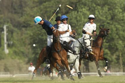 Backhander de Adolfo Cambiaso, que a sus 47 años sigue dando exhibiciones de polo; como en Tortugas, La Dolfina maltrató a La Ensenada-RS Murus Sanctus en el tablero.