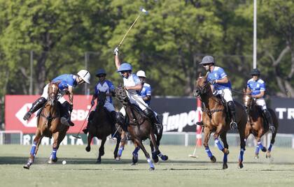 Backhander de revés de Nicolás Pieres, que recién a principios de esta Triple Corona perdió el miedo a volver a jugar en este nivel; completan la escena Bautista Bayugar, Tomás Fernández Llorente (h.), Gonzalo (h.) y Facundo Pieres e Hilario Ulloa.