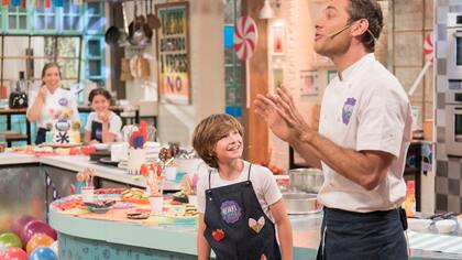 Tomás y Rodrigo comentan el tema del día con un chiste que les causa gracia a Chantal y Araceli